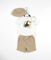 Smetanové tričko, béžové teplákové kraťasy a klobouček C&A