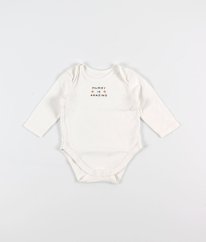 Bílé body s nápisem C&A