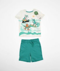 Smetanové tričko z biobavlny s obrázkem a zelené kraťasy C&A