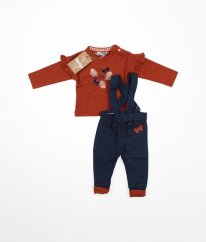 Tmavě skořicové triko a tmavě modré tepláčky s kšandy DIRKJE