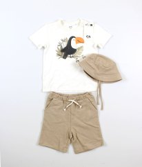 Smetanové tričko, béžové teplákové kraťasy a klobouček C&A