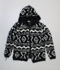 Černobílý silný chlupatý svetrový přehoz na knoflík MATALAN