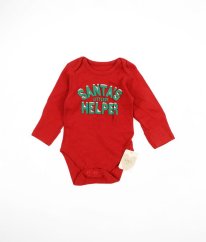 Červené vánoční body s vytlačeným nápisem MARKS & SPENCER