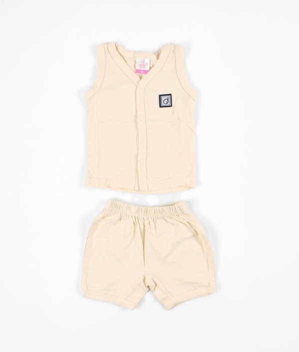 Béžové tričko a kraťasy