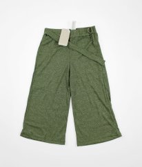 Zelené žebrované úpletové krátké kalhoty DE FACTO