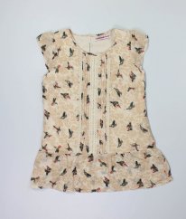 Béžové šaty s ptáčky