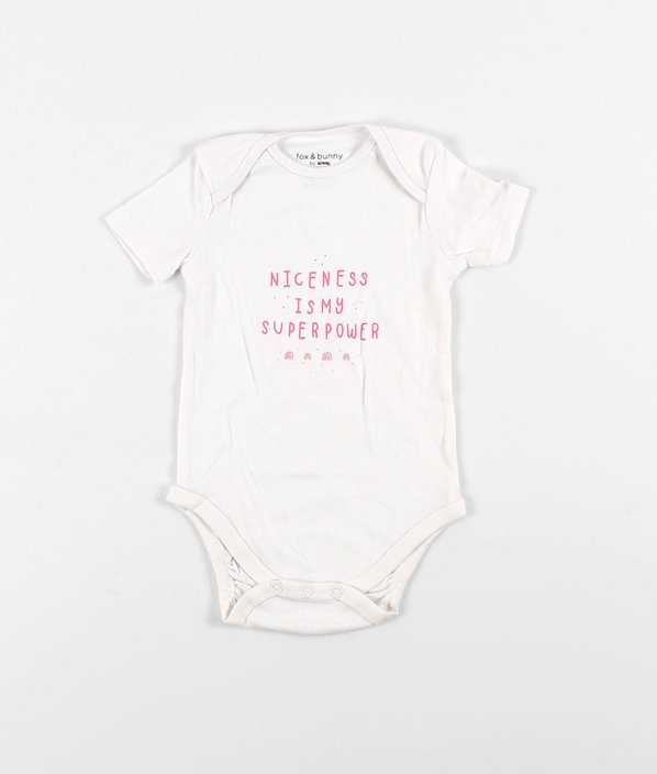 Biele body s nápisom