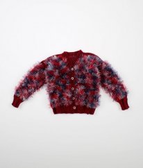 Červenomodrý chlupatý svetr