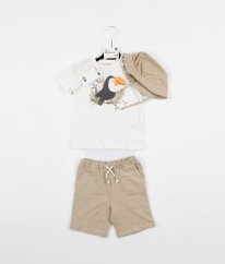 Smetanové tričko, béžové teplákové kraťasy a klobouček C&A