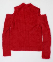 Červený chlupatý svetr s odhalenými rameny M&CO