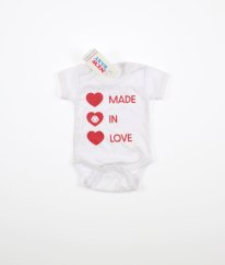 Bílé body s nápisem NEW BABY