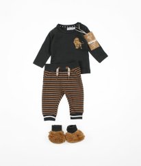 Šedé triko, proužkované tepláčky a capáčky DIRKJE