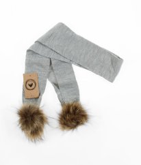 Šedá šála s bambulkami