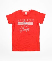 Červené tričko se stříbrným nápisem