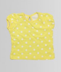 Žluté tričko s puntíky