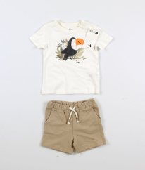 Smetanové tričko s obrázkem a béžové kraťasy C&A