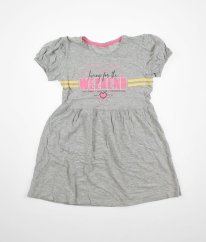 Šedé šaty se třpytivým nápisem MATALAN