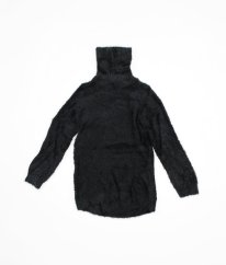 Černý chlupatý svetrový rolák