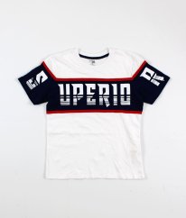 Bílomodré tričko s nápisem DE FACTO