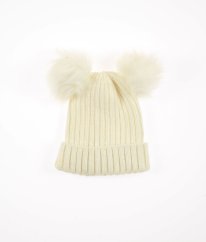 Smetanová čepice s bambulemi