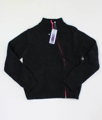 Černý svetr s asymetrickým zipem
